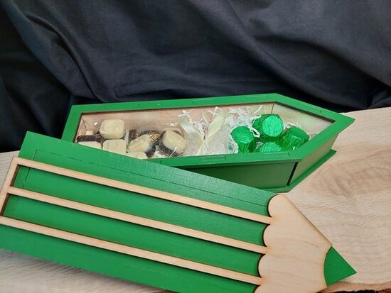 Koka dāvanu kārba “Zīmulis” ar šokolādes burtiem un bišu produktu konfektēm