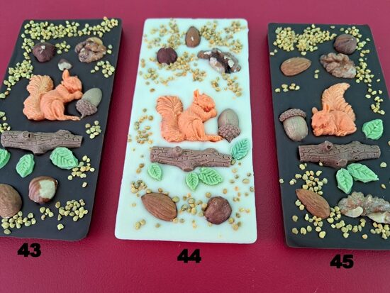 Lielās šokolādes tāfelītes ar Ziemassvētku noformējumu