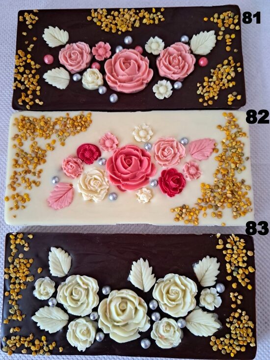 Lielās šokolādes tāfelīte ar ziedu noformējumu