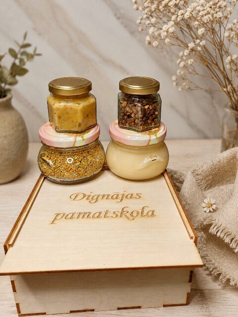 Personalizēta koka dāvanu kaste ar bišu produktiem