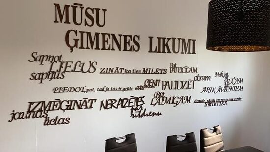 Sienas Teksts Mūsu ģimenes likumi