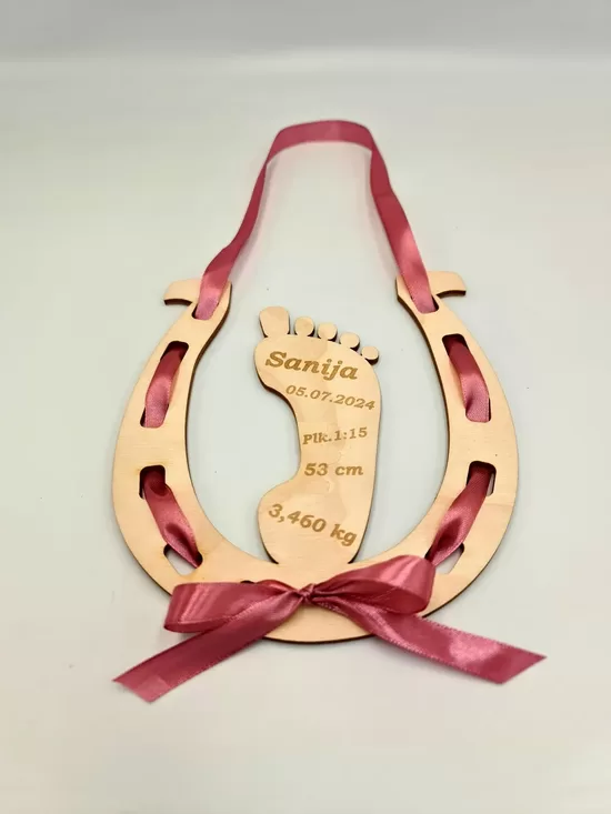 Personalizēta mazuļa pēdas nospieduma pakavs: iegravēta dzimšanas statistika koka zīme