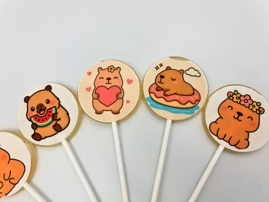 Capybara multfilmas ledenes uz kociņa 