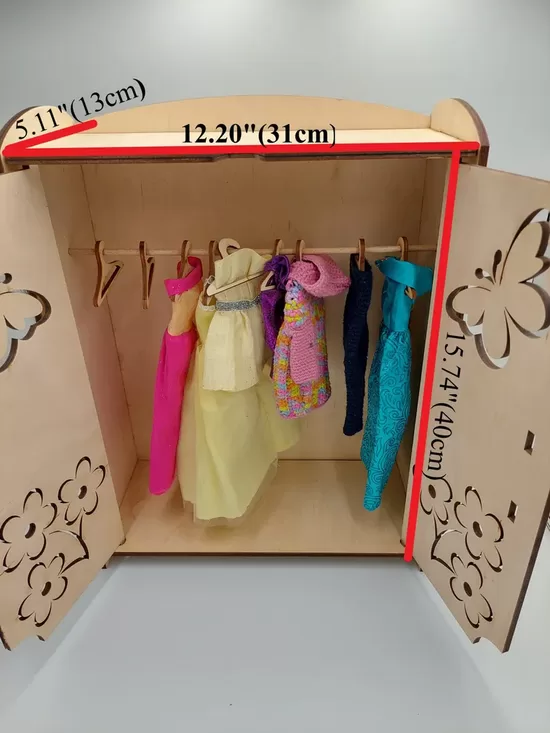 Koka lelles skapis ar 10 pakaramajiem 