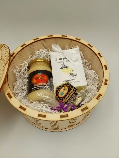 Futbolbumbas kārba ar bišu produdktiem šokolādē 30€