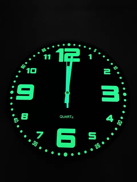 Fluorescējošs sienas pulkstenis 31€