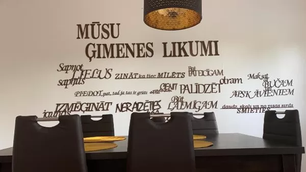 Sienas teksts "Mūsu ģimenes likumi" 5EUR