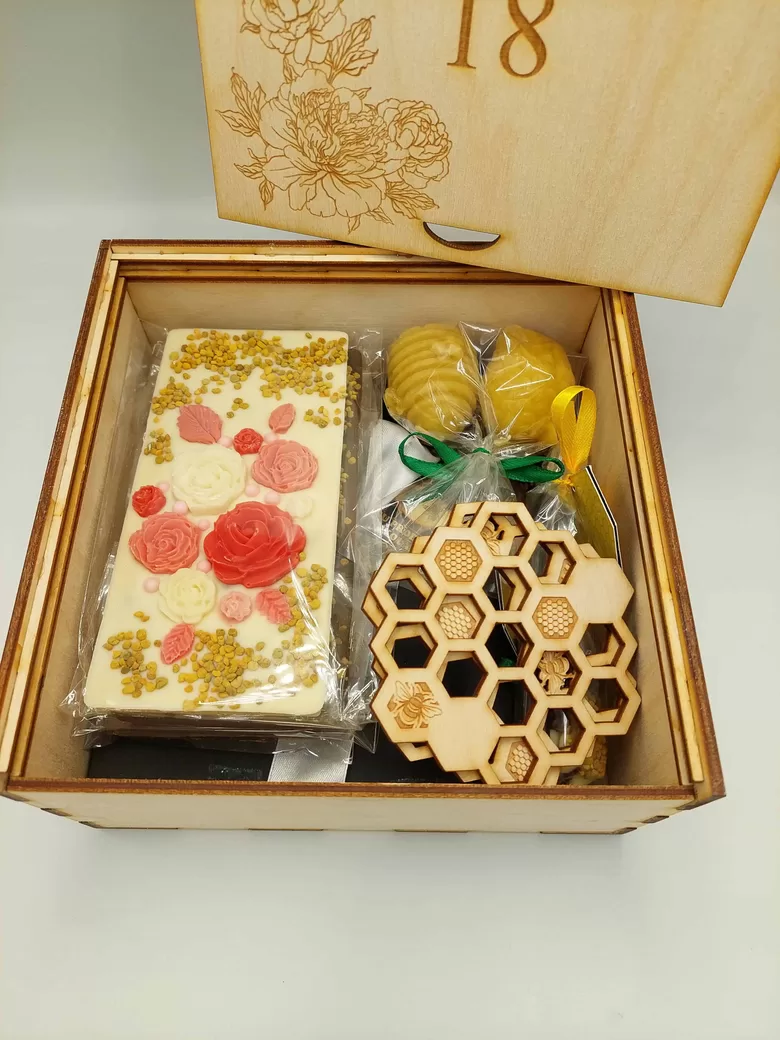 Personalizēts dāvanu komplekts ar bišu produktiem un šokolādi koka kastē