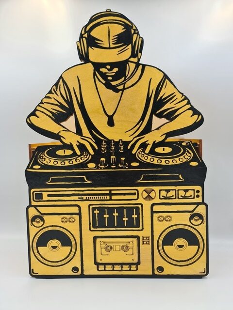 DJ ilustrācija ar boombox un diskiem – retro mūzikas dizains melni dzeltenā krāsā